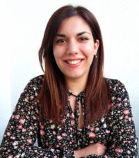 Η Βέρα Πιλιτσίδου γεννήθηκε και μεγάλωσε στον Πειραιά και βρίσκεται στο Γκρατς από το 2019. Σπούδασε Αγγλική Φιλολογία στο ΕΚΠΑ και έπειτα έκανε μεταπτυχιακό στην επιστήμη της Μετάφρασης στο ίδιο πανεπιστήμιο. Έχει παραστεί σε διάφορα σεμινάρια διδακτικής της αγγλικής γλώσσας και το 2021-2022 πραγματοποίησε εξειδίκευση στη Διδασκαλία της Ελληνικής ως δεύτερης/ξένης γλώσσας από το Πανεπιστήμιο Αιγαίου. Έχει εκτελέσει ερευνητικό έργο στον τομέα της μετάφρασης και της λεξικογραφίας και είναι μέλος της ομάδας για την ελληνική γλώσσα σε πολύγλωσσο project.
Εργάζεται ως εκπαιδευτικός από το 2011 και ως μεταφράστρια από το 2017. Το 2021 ξεκίνησε να εργάζεται σε δημοτικό σχολείο του Γκρατς.
Μέσω της απασχόλησής της στο Ελληνικό Σχολείο του Συλλόγου ΣΕΣΕΓ, στόχος της είναι να βοηθήσει τα παιδιά κάθε επιπέδου να έρθουν πιο κοντά στην ελληνική γλώσσα, κουλτούρα και πολιτισμό.

[DE] Vera Pilitsidou ist in Piräus geboren und aufgewachsen und lebt seit 2019 in Graz. Sie hat Englische Philologie an der Universität Athen studiert und anschließend an derselben Universität ein Masterstudium in Translationswissenschaften abgeschlossen. Sie hat an verschiedenen Fortbildungen im Bereich Didaktik teilgenommen und 2021-2022 eine Ausbildung für Griechisch als Zweit-/Fremdsprache an der Universität der Ägäis absolviert. Sie hat im Bereich Übersetzung und Lexikographie an Forschungsprojekten teilgenommen und ist Mitglied des Teams für die griechische Sprache in einem internationalen Forschungsprojekt.
Seit 2011 ist sie als Privatlehrerin und seit 2017 als Übersetzerin tätig. 2021 begann sie auch an einer Volksschule in Graz zu arbeiten.
Bei ihrer Anstellung an der Griechischen Schule des Vereins VGSAG ist es ihr Ziel, Kindern aller Sprachniveaus die griechische Sprache und Kultur näherzubringen.