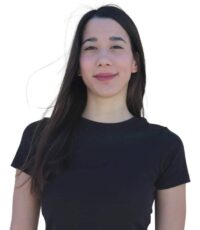 Maria Kyriaki (Mirka) Chalkia Η Μαρία Κυριακή (Μίρκα) Χαλκιά γεννήθηκε και μεγάλωσε στην Αθήνα. Η αγαπημένη της ασχολία από μικρή ηλικία είναι ο χορός, γι'αυτό και ασχολήθηκε επαγγελματικά με το μπαλέτο και τον σύγχρονο χορό αποκτώντας δίπλωμα διδασκαλίας. Παράλληλα σπούδασε στο τμήμα αγγλικής γλώσσας και φιλολογίας του ΕΚΠΑ (2015-2019) και έπειτα ολοκλήρωσε το μεταπτυχιακό της στον τομέα της Ειδικής Αγωγής και Εκπαίδευσης του Πανεπιστημίου της Λευκωσίας (2022-2024). Παρακολούθησε επίσης σεμινάρια με θέμα τη διαπολιτισμική εκπαίδευση και τον αυτισμό. Ζει στο Γκρατς από το 2024 παραδίδοντας μαθήματα χορού, αγγλικής και ελληνικής γλώσσας σε παιδιά και ενήλικες.